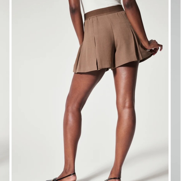NWT Spanx Carefree Crepe Pleated Short color Crepe size M - Picture 2 of 4